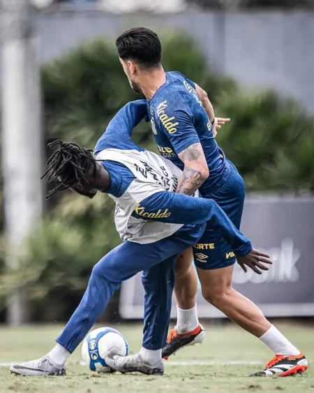 Yusupha Njie se integra ao elenco do Santos em treino; Furch volta aos treinos, mas Escobar se torna dúvida para partida contra o Brusque