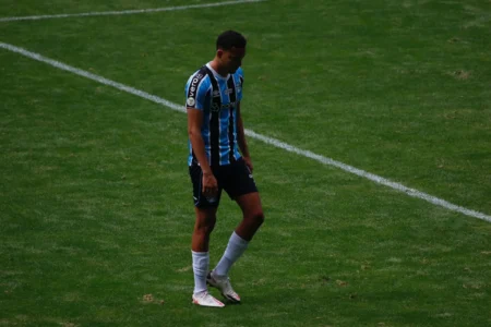 "Zagueiro do Grêmio é multado e se desculpa após expulsão no jogo contra o Atlético-MG: 'Foi um erro'"