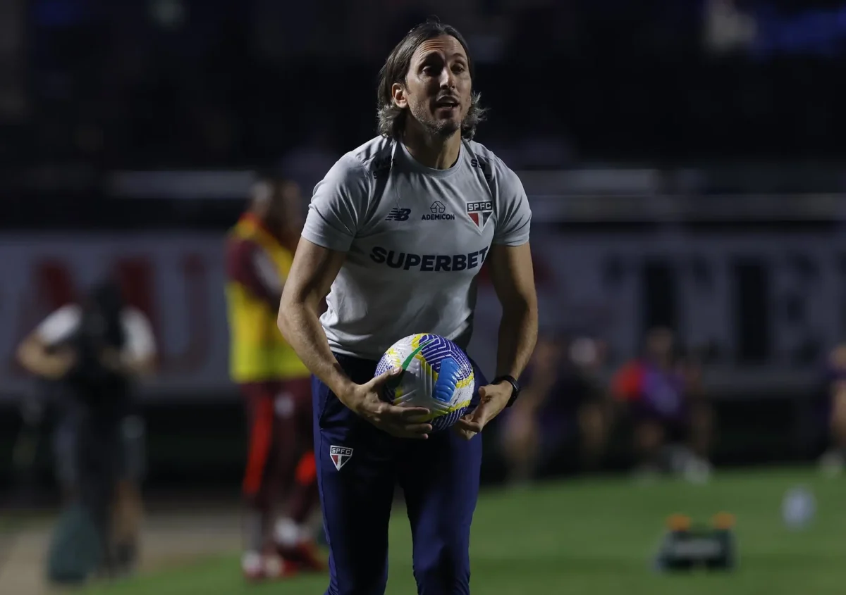 Zubeldía sobre a derrota do São Paulo no Brasileirão: "Dói, mas sei o que significa a Libertadores"