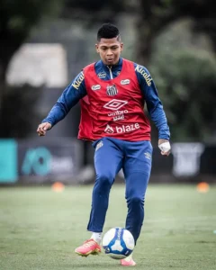 Billy Arce no Santos: Por que o equatoriano ainda não encontrou seu ritmo no clube.