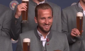 Cerveja e Salsichão: Harry Kane se junta ao elenco do Bayern de Munique para celebrar a Oktoberfest.