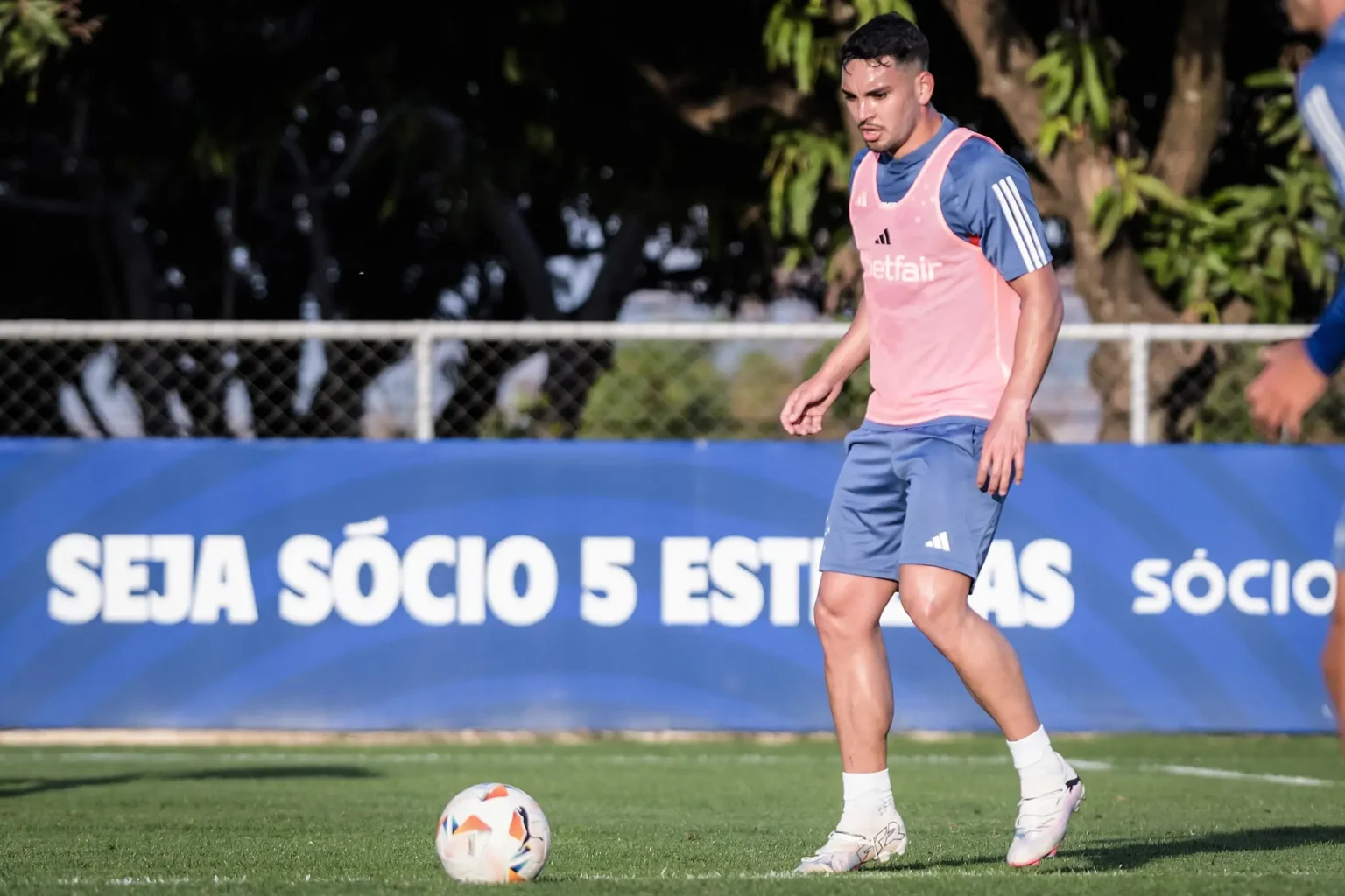 Cruzeiro diminui opções no meio-campo e dupla procura espaço após poucos minutos em campo