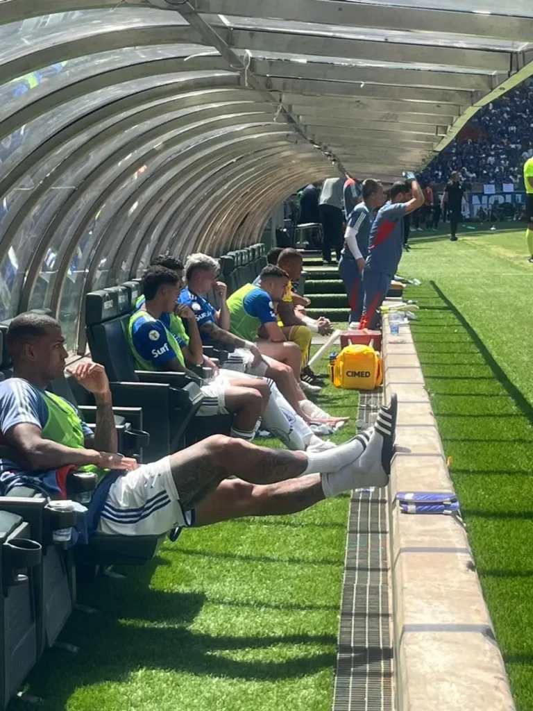 Cruzeiro: Japa deixa o Mineirão com muletas, e Barreal faz tratamento com gelo após jogo