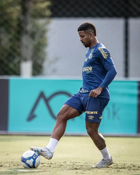 Dilema na Lateral Direita: Quem Joga no Santos Contra o Brusque?