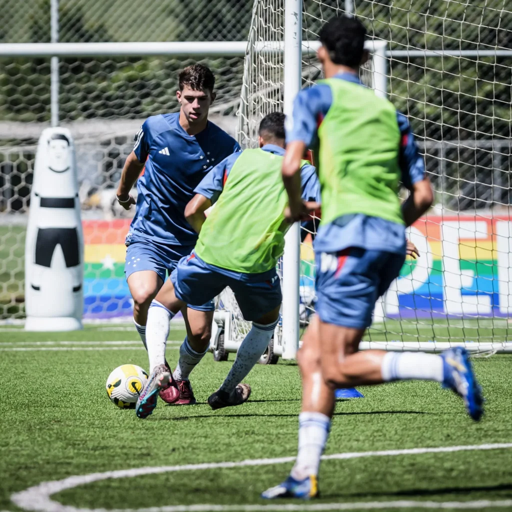 Ex-jogador do Cruzeiro e filho de ex-jogador da Seleção Brasileira é transferido para a Lazio, da Itália