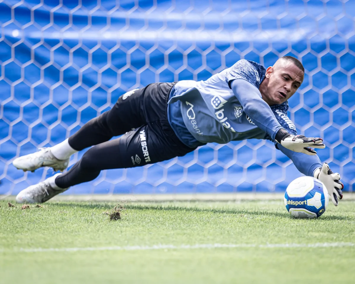 Goleiro do Santos sofre lesão e é cortado de viagem em seu início no clube