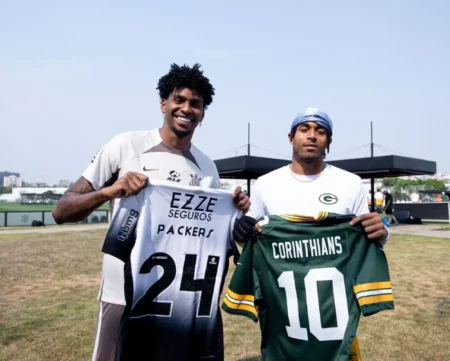 "Hugo Souza entrega camisa do Corinthians para astro do Green Bay Packers em encontro no CT Corinthians"