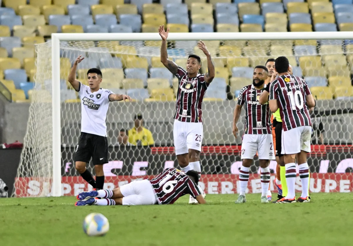 Jogador Nonato, do Fluminense, passa por cirurgia após sofrer fratura no nariz