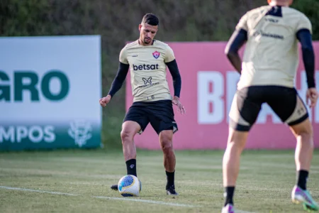 Matheusinho e Ricardo Ryller Voltam a Treinar com o Vitória, mas Ainda Estão em Observação