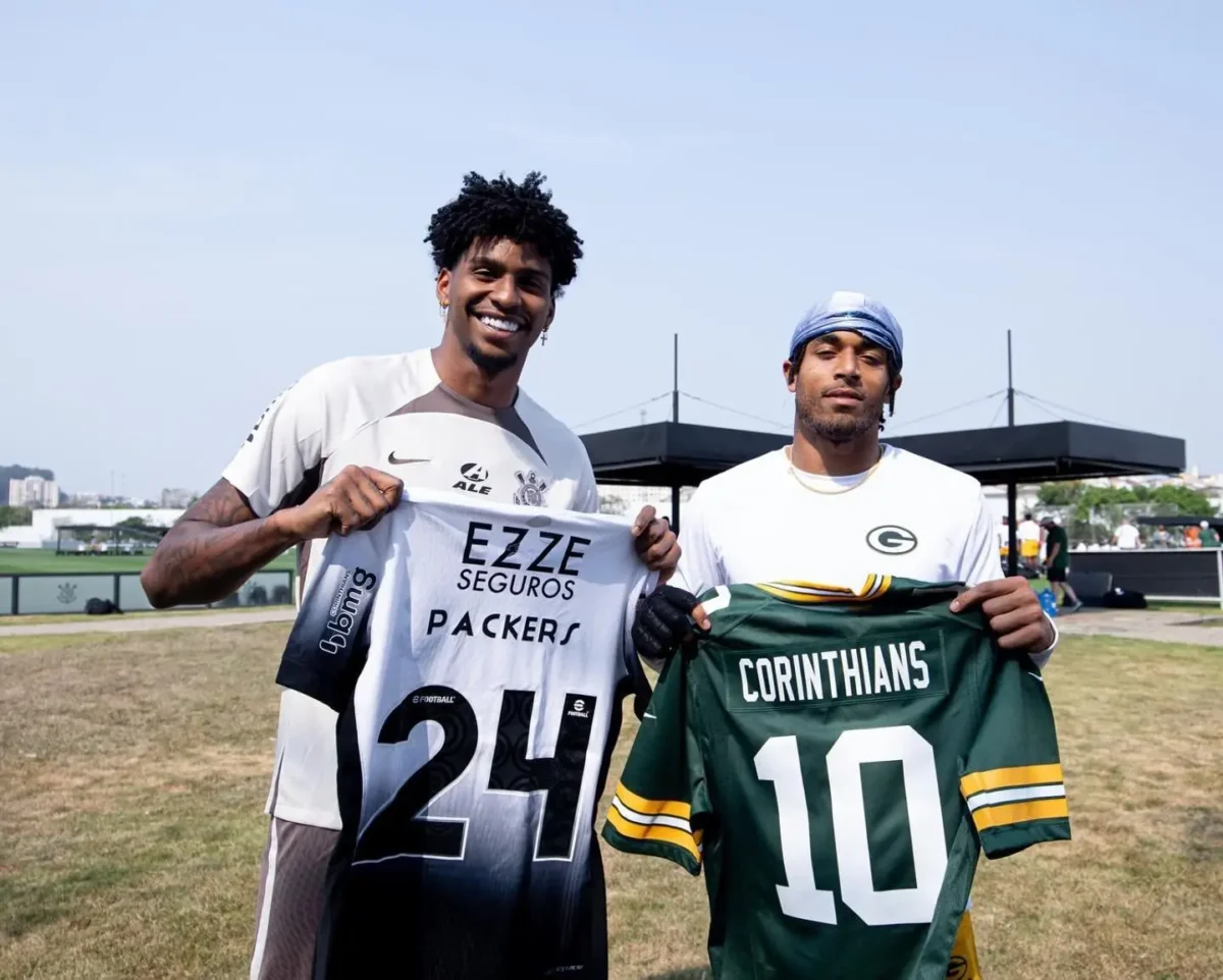 Palmeiras Provoca Corinthians com Camisa Verde no CT e Recebe Resposta com Taças do Mundial