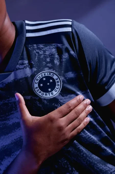 Reveja as fotos da nova terceira camisa do Cruzeiro para a temporada