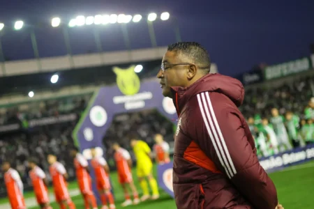 Roger vibra com superioridade do Inter na vitória e minimiza protesto da torcida do Juventude