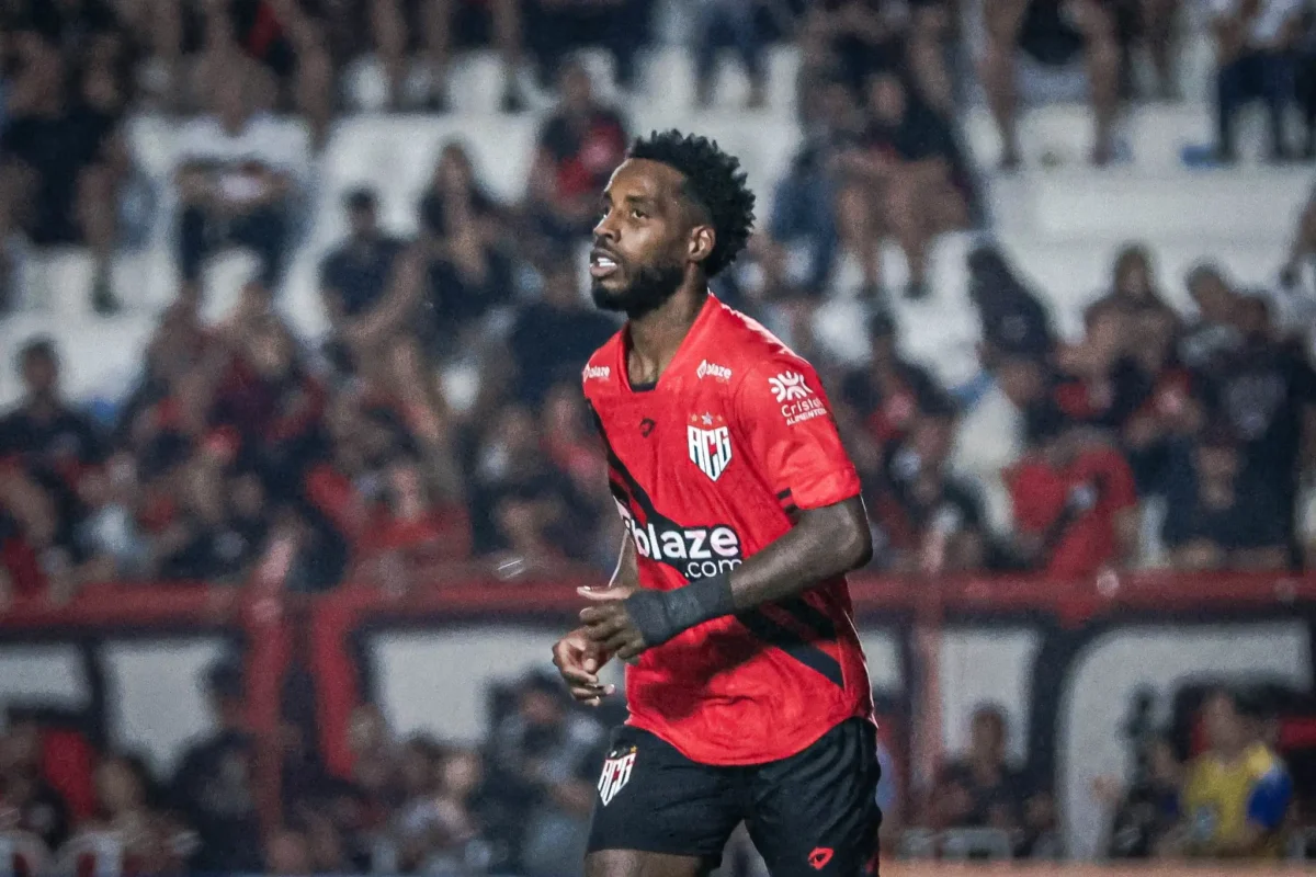 Romão vê evolução na carreira e confia em salvar o Atlético-GO