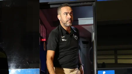 "Técnico do Botafogo, Artur Jorge, lamenta baixa produção da equipe em empate."