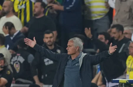 Técnico José Mourinho é punido com multa após derrota do Fenerbahçe para rival