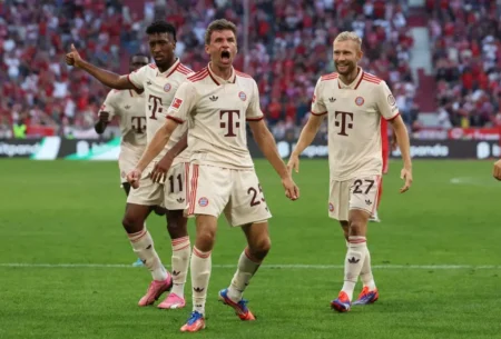 Thomas Müller quebra recorde de jogos pelo Bayern e marca gol na vitória sobre o Freiburg