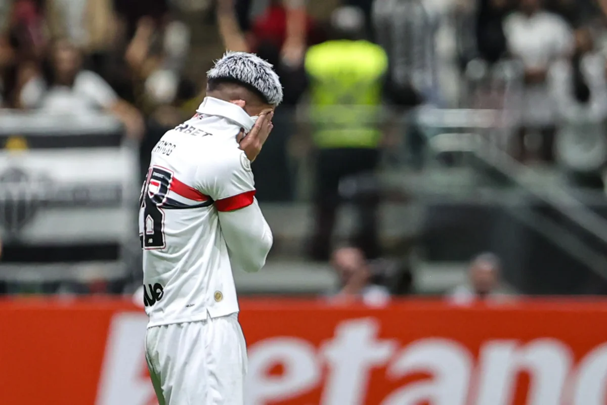 Alan Franco foi substituído durante o jogo: Entenda o motivo da saída do atleta no confronto contra o Vasco.