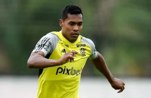 Alex Sandro volta a treinar com o grupo do Flamengo após uma semana à parte