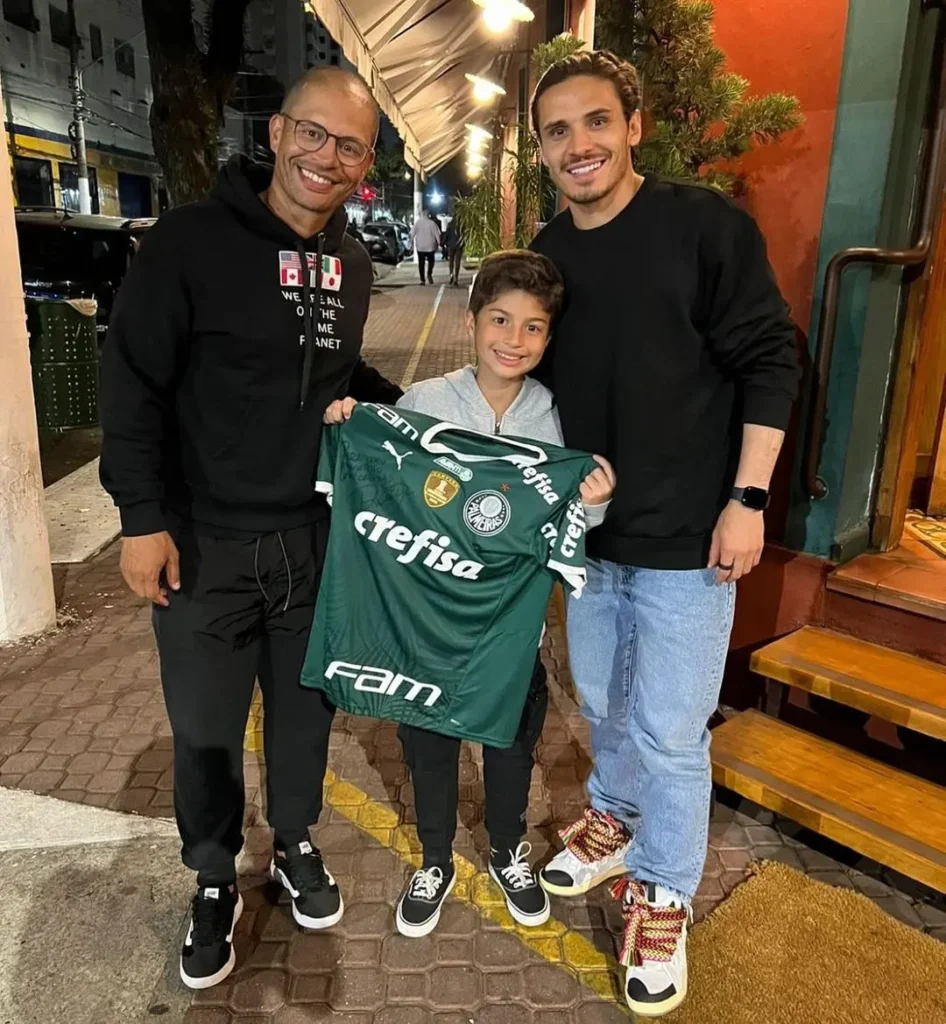 Alex faz homenagem a Veiga após marcar 100 gols com a camisa do Palmeiras.