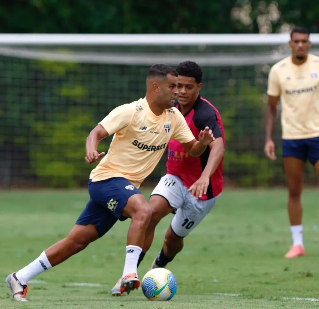 "Alisson volta aos gramados: Confira as escalações do jogo-treino do São Paulo no CT da Barra Funda"