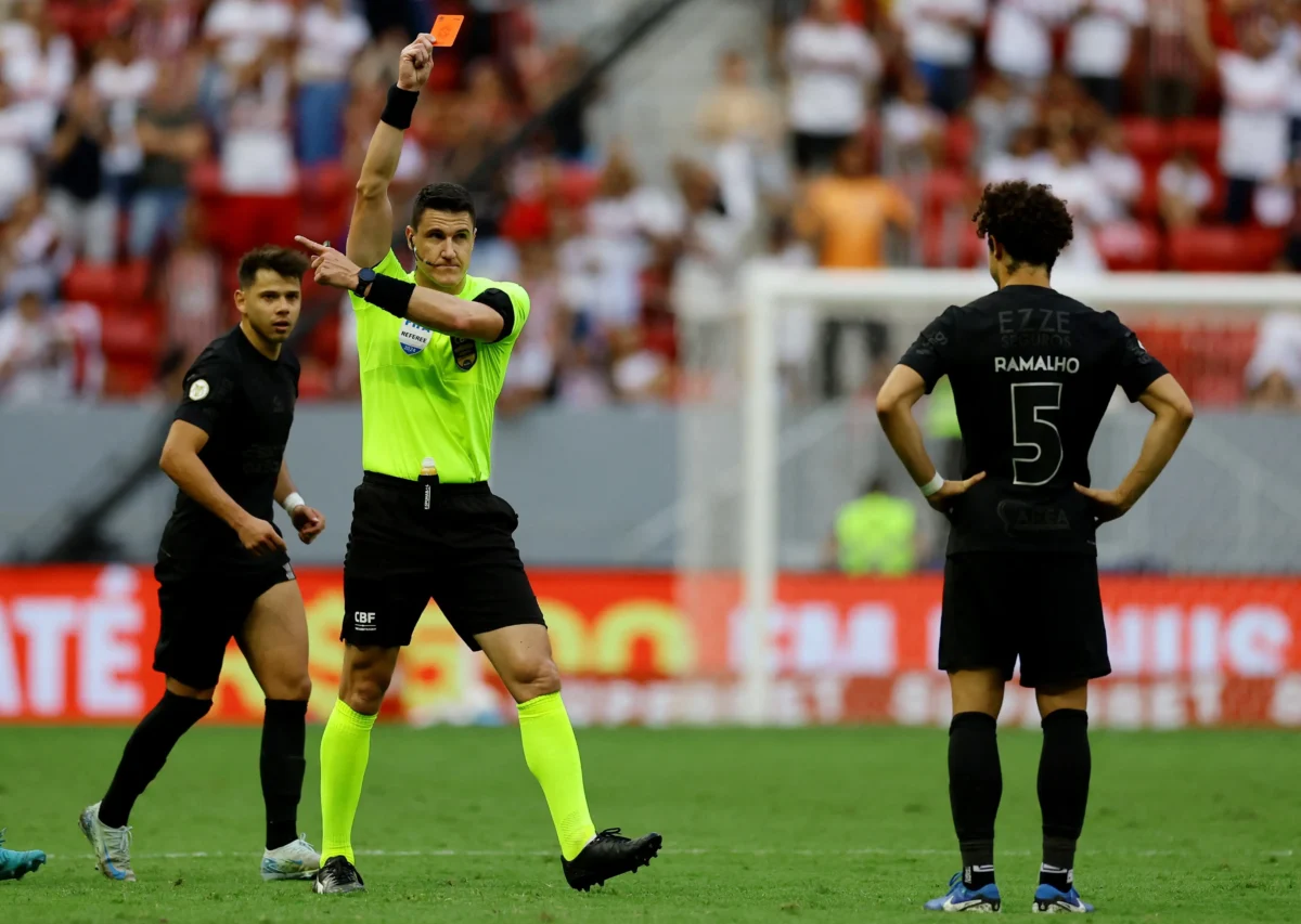 André Ramalho é punido pelo STJD e se torna um problema para o Corinthians no Clássico