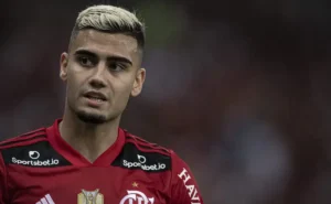 Andreas Pereira recebe presente inusitado do Flamengo e reforça desejo de retornar ao clube