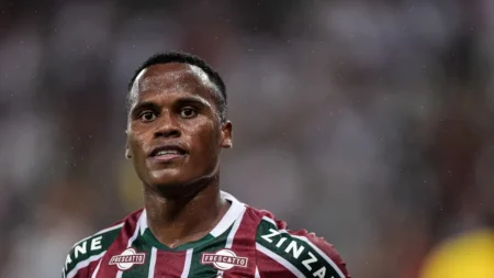 Arias desmente saída em 2025 e prioriza luta contra rebaixamento: "100% focado no Fluminense"