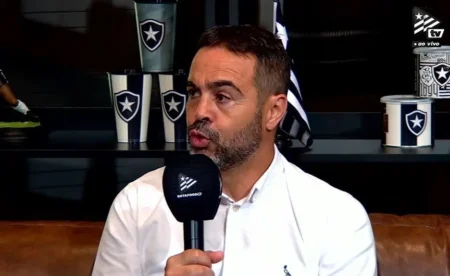 "Artur Jorge Revela Instrução ao Time no Intervalo de Botafogo x Peñarol e Presta Tributo a Allan"