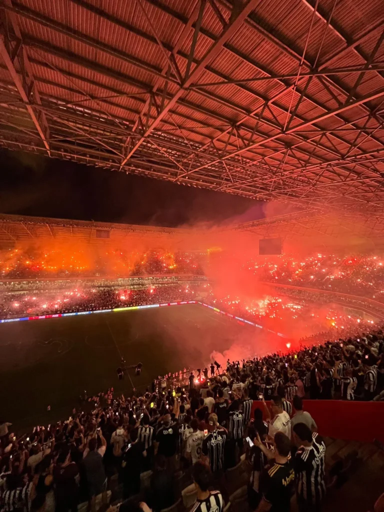 Atlético-MG x River Plate: Torcida do Galo Desafia Multa de R$ 500 Mil com Uso de Sinalizadores