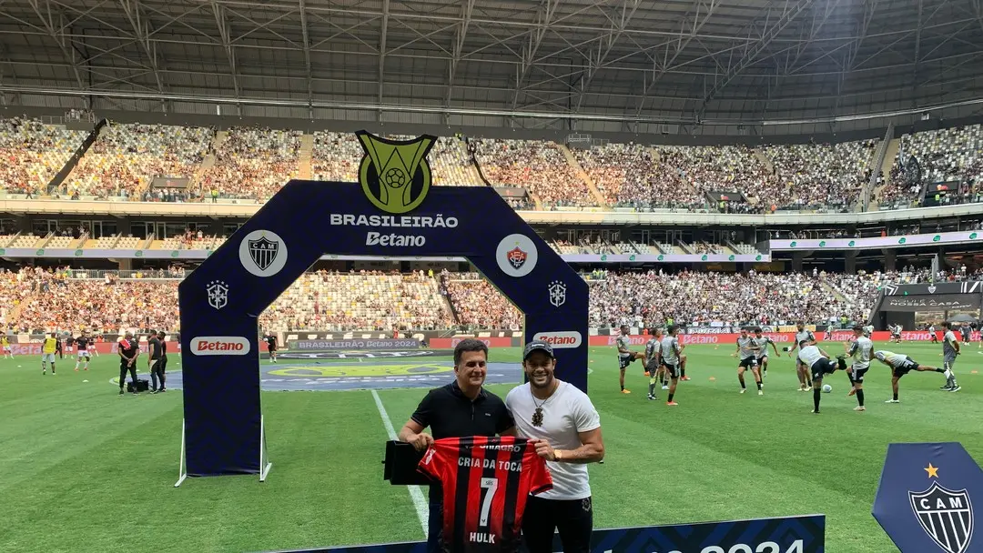 Atlético-MG x Vitória: Hulk recebe homenagem de ex-clube fora de jogo.