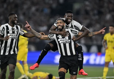 Barboza marca seu primeiro gol com a camisa do Botafogo e não segura as lágrimas