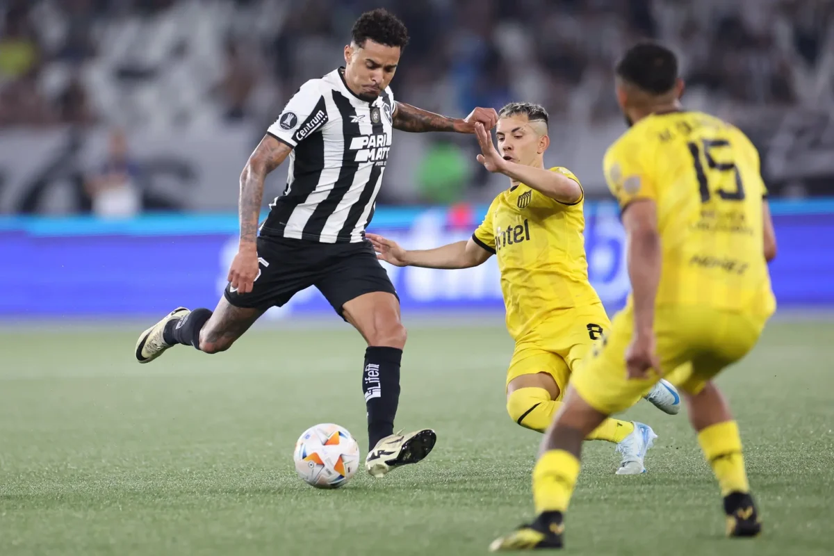 Botafogo: Jogadores respondem a críticas do Peñarol sobre gramado sintético