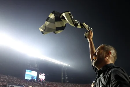 "Botafogo: 'Um Gigante Adormecido' que Visa a Final da Libertadores, Avalia Artur Jorge"