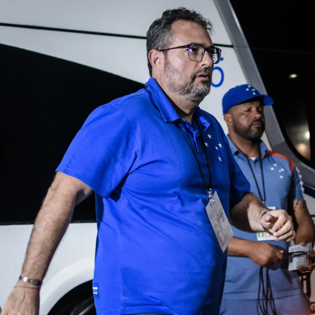 CEO do Cruzeiro anuncia multa a Rafa Silva e pede tempo para reestruturação do clube