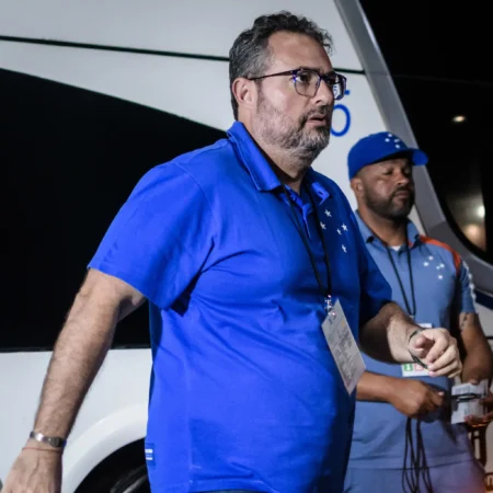 CEO do Cruzeiro anuncia multa a Rafa Silva e pede tempo para reestruturação do clube