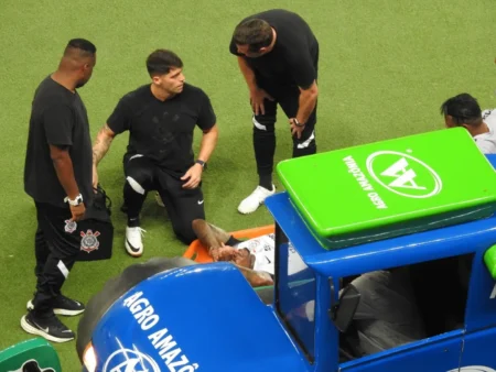 Cacá sofre lesões no tórax e quadril em jogo do Corinthians: saiu de maca e é nova preocupação do time