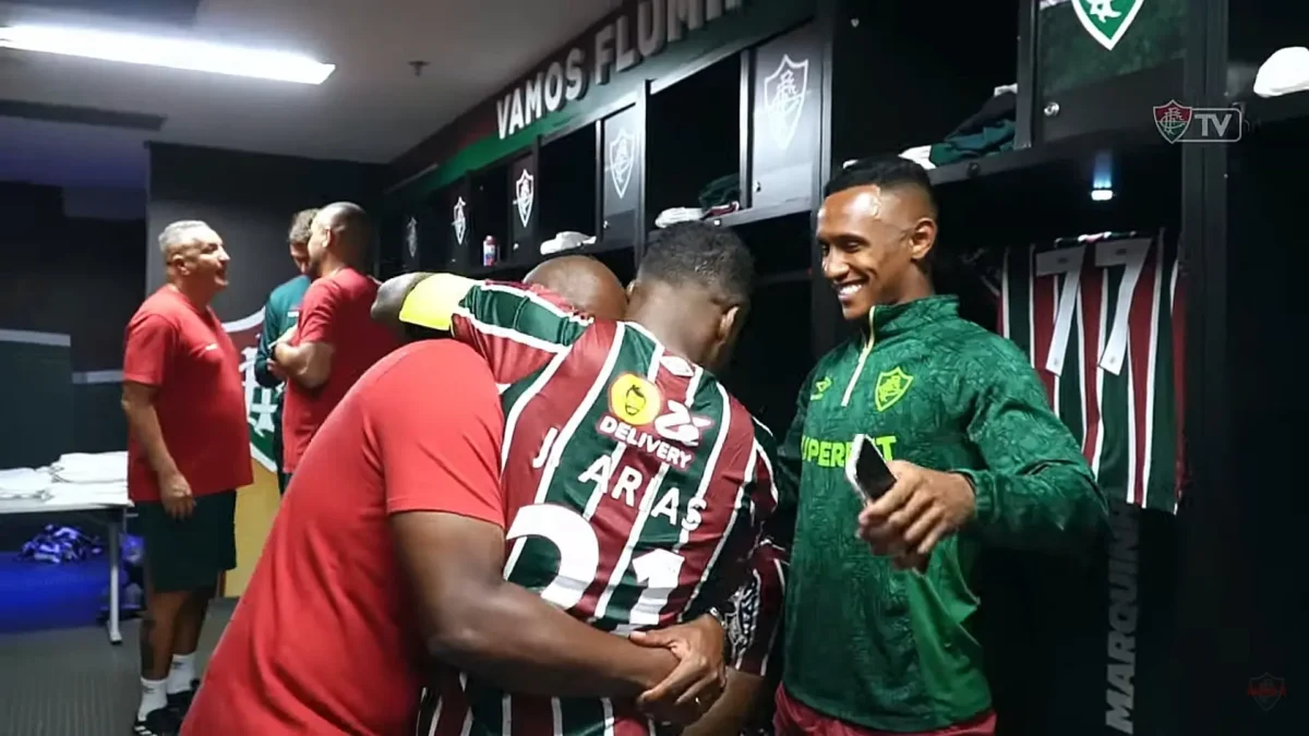 "Capita" Jhon Arias é recebido com carinho no vestiário do Fluminense após derrota no Fla-Flu.