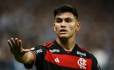 Carlos Alcaraz objetiva sequência como titular no Flamengo de Filipe Luís.