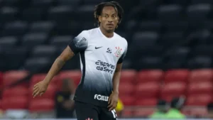 Carrillo ganha destaque no Corinthians e conquista vaga titular pós-Data Fifa