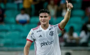 Charly Alcaraz: Desafios no Flamengo e Risco de Perder Espaço no Clássico