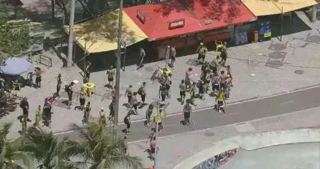 Confronto entre Torcedores do Peñarol e PM na Orla do Rio Antes de Jogo Contra o Botafogo