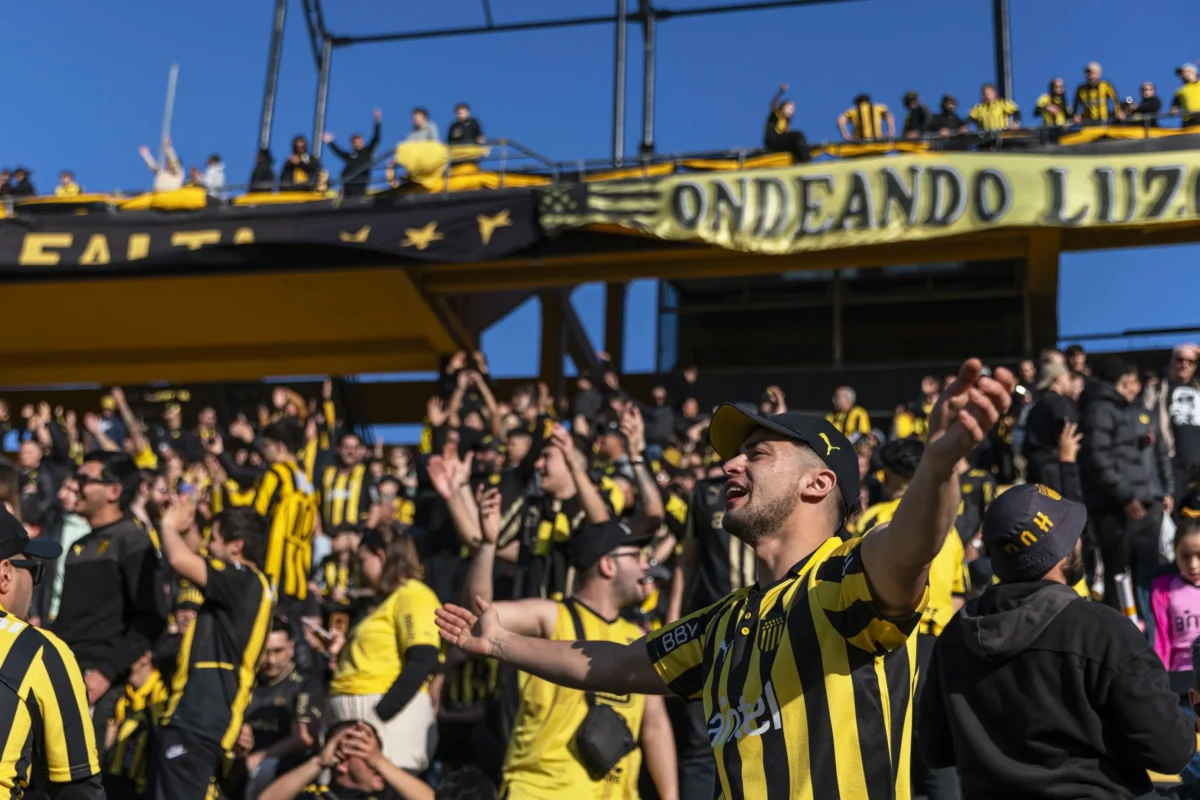 "Conheça o Perfil da Torcida do Peñarol, o 'Chefão' do Continente"