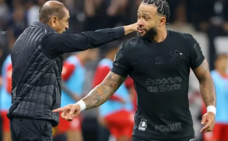 Corinthians Goleia Athletico-PR com Destaque de Memphis Depay e Escapa da Zona de Rebaixamento