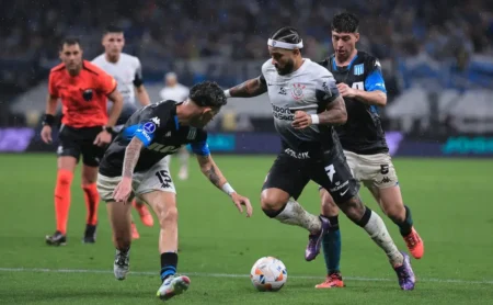 Corinthians e Racing empatam em partida emocionante com gols incríveis e chuva forte no estádio em Itaquera.