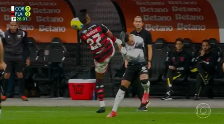 "Corinthians x Flamengo: Bruno Henrique Recebe Cartão Vermelho após Golpe em Matheuzinho"