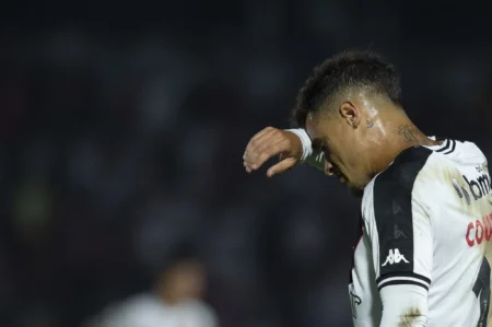 Coutinho é poupado pelo Vasco devido à fadiga e não enfrenta o Bahia