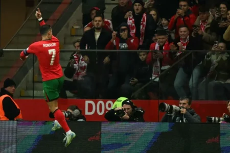 "Cristiano Ronaldo é Comemorado por Torcida Adversária em Jogo da Polônia x Portugal"