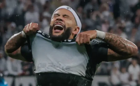 "Depay é criticado por Sheik no Corinthians e provoca reação de Cléber Machado: 'Pelo em ovo'"