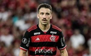 "Descoberto: Leó Ortiz surpreende com foto da infância usando camisa do Flamengo, entenda o motivo"