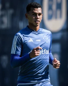 Diniz reinsere Fernando Henrique no Cruzeiro e o inscreve para a reta final da Copa Sul-Americana